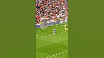 How did this happen?! Torres miss against Man Utd 🫣