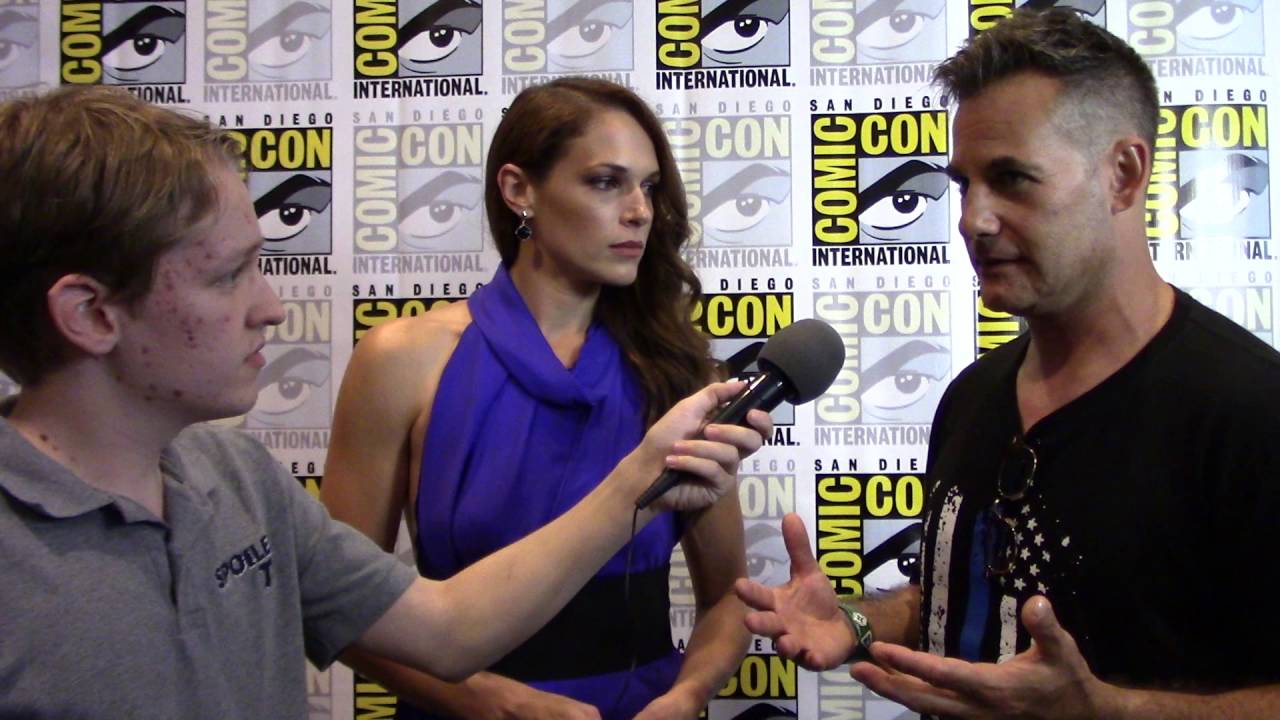 Colony Adrian Pasdar Amanda Righetti Exclusive Spoilertv Comic Con 16 Interview Youtube