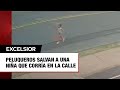 Peluqueros salvan a una niña que corría en la calle