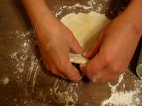 how to roll pie dough without a rolling pin.mp4