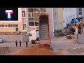 Едет красный самосвал чтобы выгрузить песок - Местами Ускоренно видео