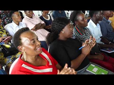 Video: Kwanini Watu Wanaimba Mezani