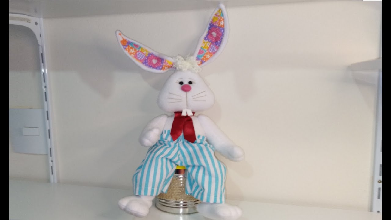 COELHO SENTADO NA LATA DE LEITE