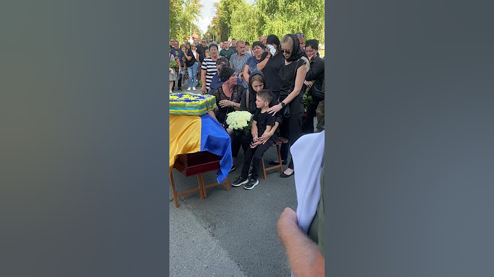 Плач дорослих та дітей біля труни полеглого українського воїна #war