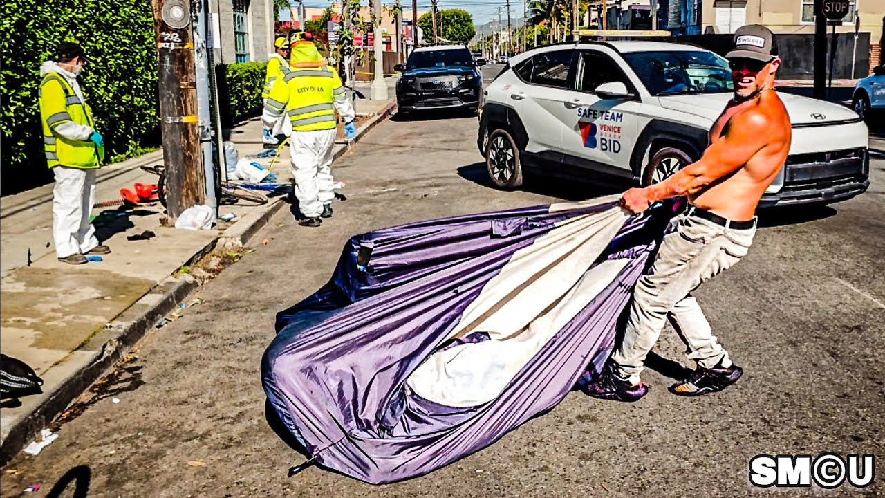 𝗠𝗢𝗩𝗜𝗡𝗚 𝗗𝗔𝗬: Homeless Man Drags Belongings as Venice Cleanup Crews Move In