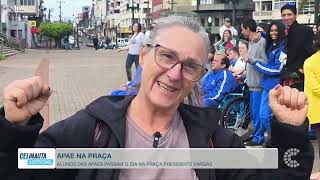 Alunos das Apaes Carlos Almeida e Zilda Arns passam o...