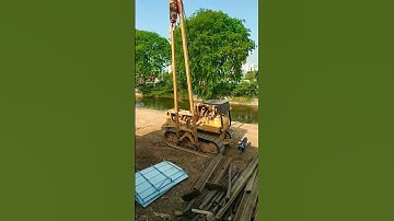 The excavator helps lift welded steel pipes #shorts #shortsvideo #excavator