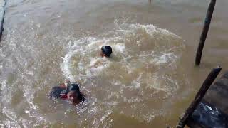 Keseruan Bocah Mandi Disungai