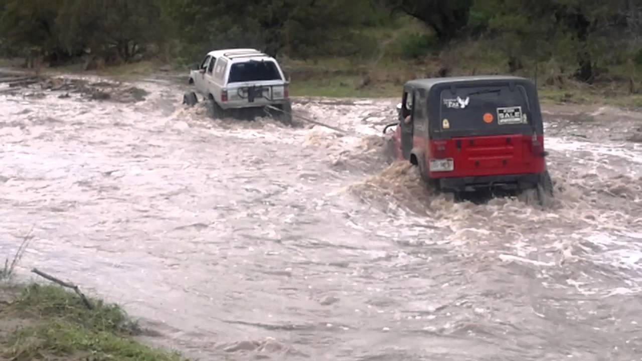 4x4 Chihuahua. 4runner cruzando el arroyo del Quemado