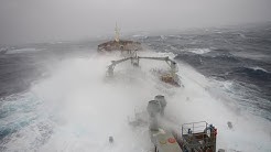 На море шторм вторые сутки , от волн огромных корпуса трещат ...