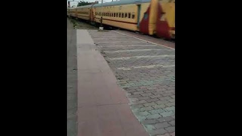 Bandra Terminus-Gorakhpur Express Furiously cruising through Mainline of Bharthna Railway Station 😍