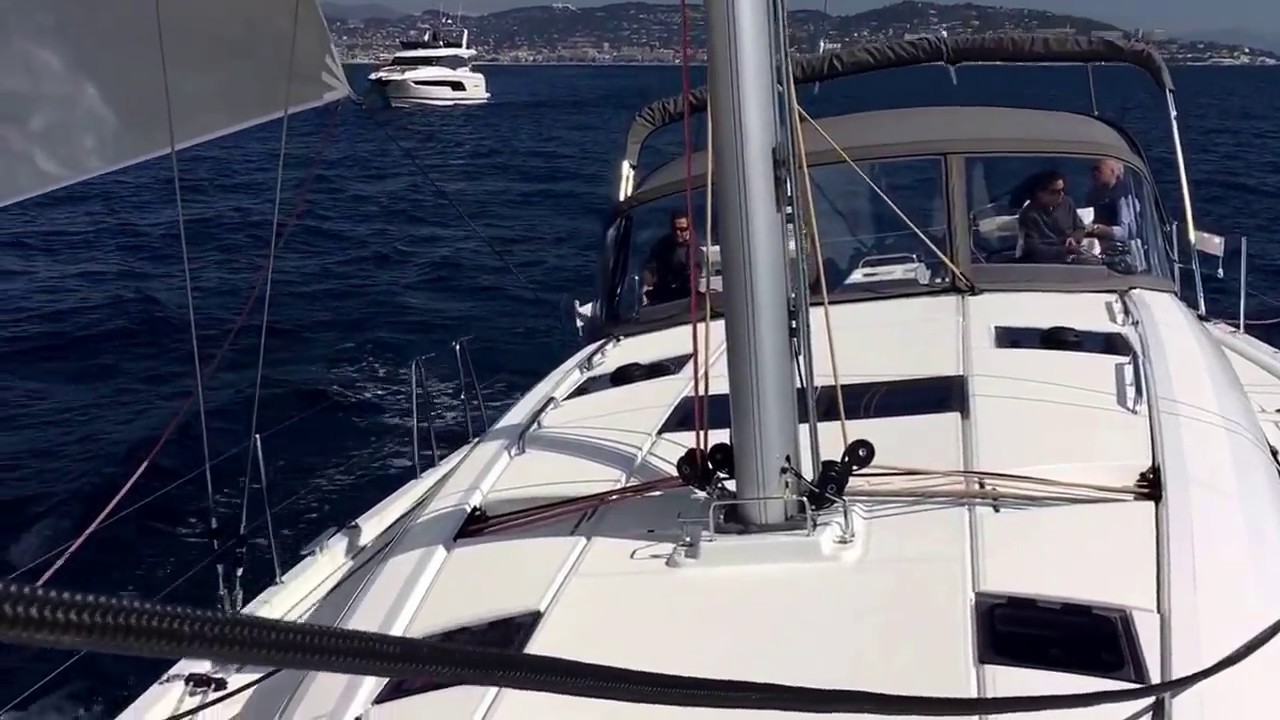 Il nuovo Jeanneau 51 in navigazione a Cannes
