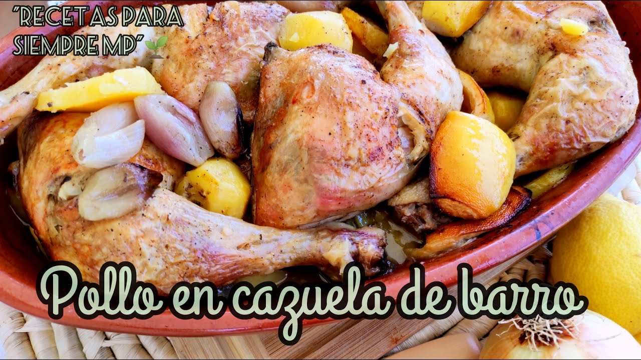 Pollo asado en cazuela de barro, con patatas y chalotas, jugoso y