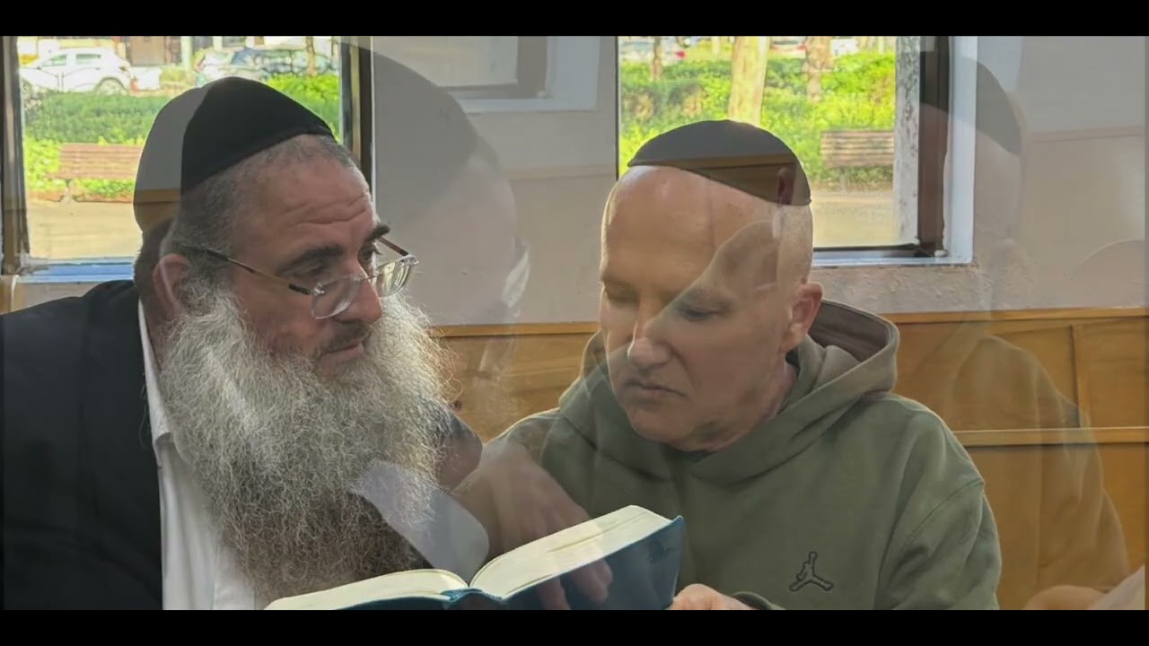 Евангелие перед главным раввином в синагоге — проповедь мессианского раввина Зеева Пората.