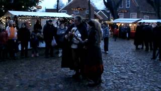Peter Deneser en Anne Will Lufting op de kerstmartk in Bourtange