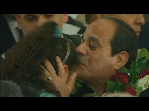 الرئيس السيسي يصل الكاتدرائية المرقسية بالعباسية وسط ترحيب المصريين 