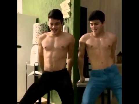 hombres duchandose juntos dos hombres guapos 2 youtube hombres duchandose juntos dos hombres guapos 2 youtube