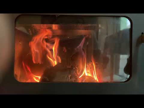 Videó: Kandallókályha üvegajtóval: öntöttvas Kandalló Tűzálló üveggel, A Korom Eltávolítása A Hőálló Lehetőségekből