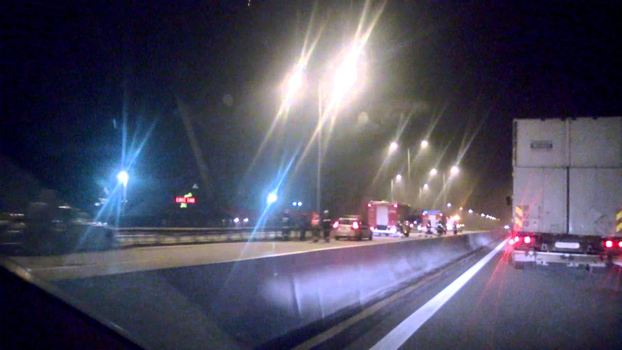 Car accident in Poland ( S8 road 140km ) 在波兰的事故汽车（S8路140公里） YouTube