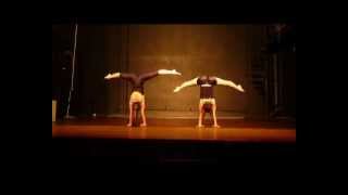 Dúo De Acrobacia De Piso