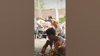 COWOK BERTOPENG MENARI