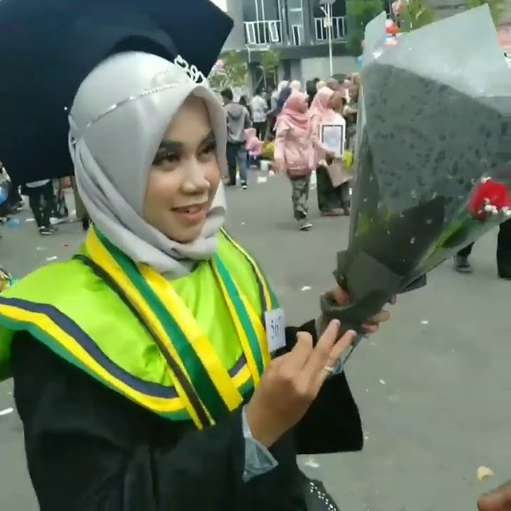 Di Lamar Saat wisuda