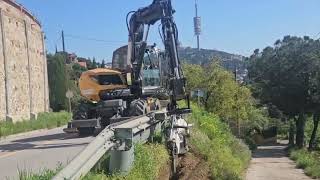 Zanja Detrás De Valla Bionda En Collserola Canalización Rápida Con Zanjadora De Espada