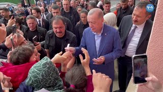 Erdoğan oy kullanmasının ardından seçmene para dağıttı| VOA Türkçe