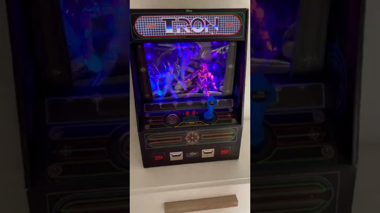 Tron (3-Pack) Deluxe Action Figure Arcade Box Set by Diamond Select Toys  -  Black Light Demo