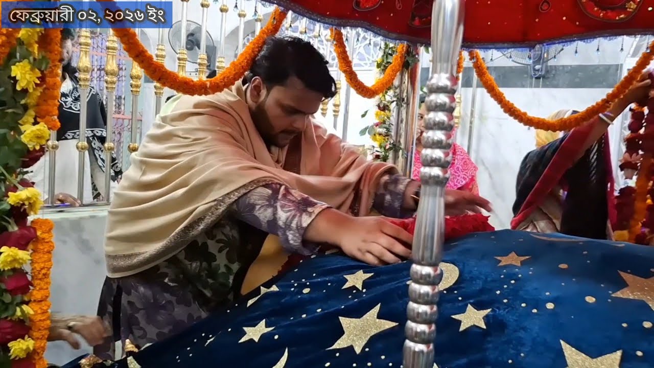 জানু বাবার রওজায় গিলাপ চড়াচ্ছেন শাহ্ সুফি সৈয়দ বাবা সমনূন মোহেব ওয়ার্সী আল জাহাঙ্গীর। 