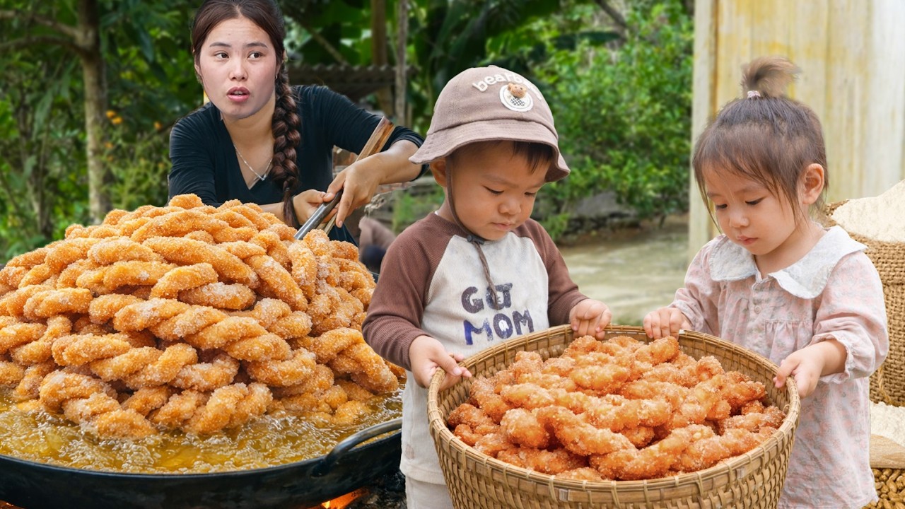 Nhi dan Khoi Sangat Bahagia Menikmati Kue Goreng Manis dan Harum Buatan Ibu