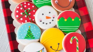 12 round Christmas cookies decorated with royal icing #cookiedecorating #royalicing #christmas