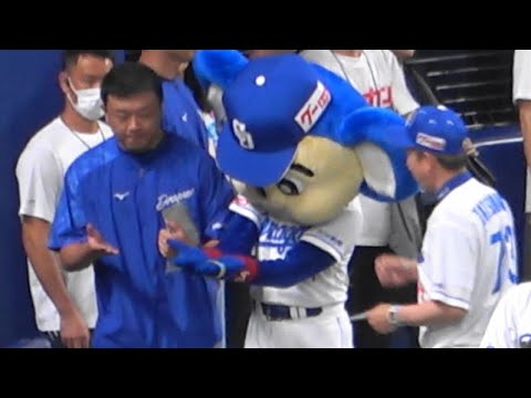 2023.08.27 メンバー表じゃなくて肘タッチをもらったドアラ