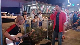 Ramai tourist stop...Haqiem Rusli dan Asad Motawh rela nyanyi di jalanan Bukit Bintang Kuala Lumpur chords