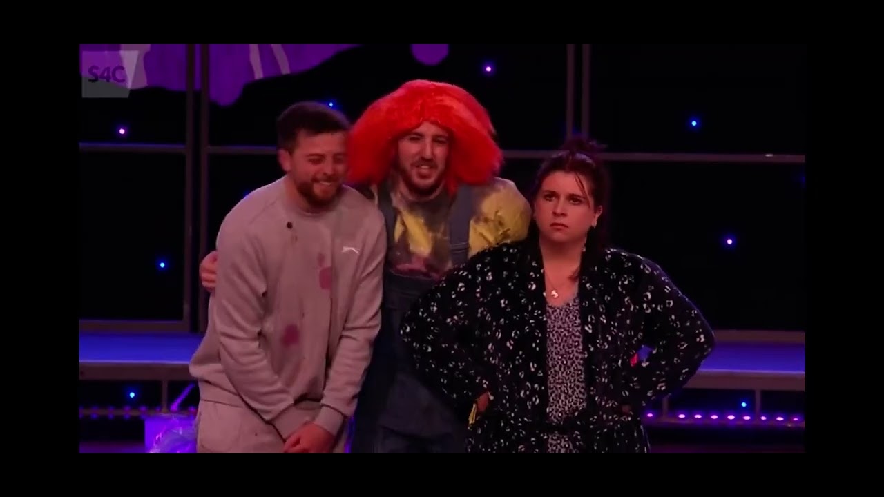 Triawd Doniol 2022 - Byw Mewn Lockdown