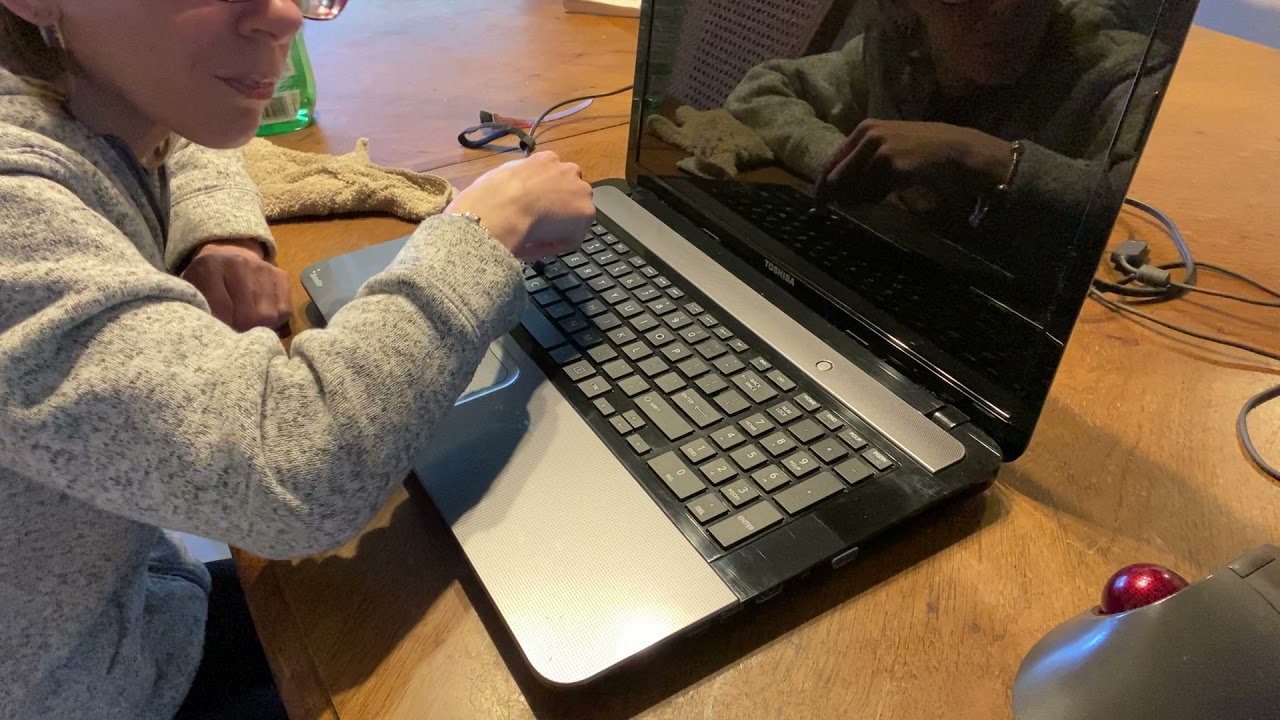 ASMR!! Cleaning Vlog!🧽🧼🦠Deep Cleaning My Dad’s Laptop, Mouse & Cords!! 💻