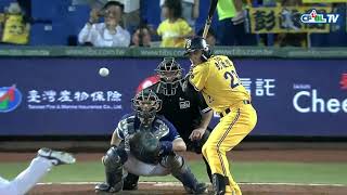 10/01 富邦 vs 兄弟 四局下，恰恰來了！滿壘情況，彭政閔擊出清壘安打，為中信拉開比分