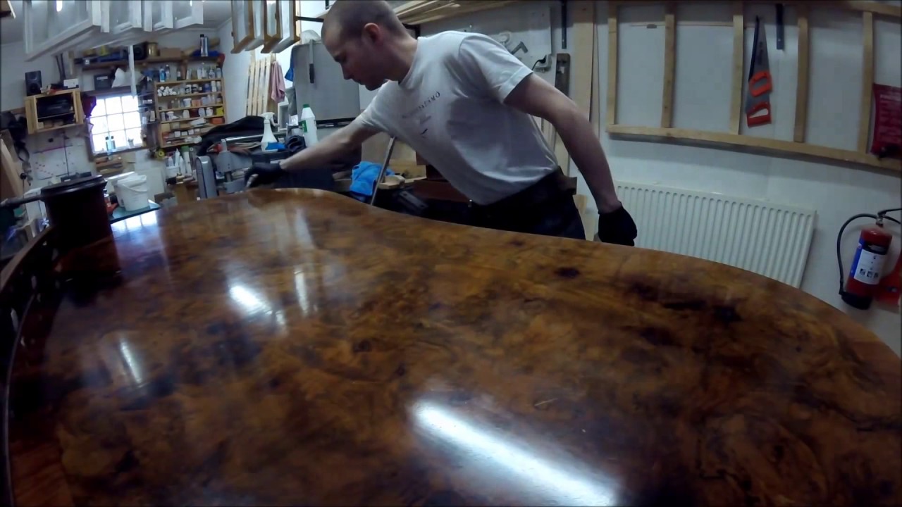 Kirjoituspöydän entisöinti