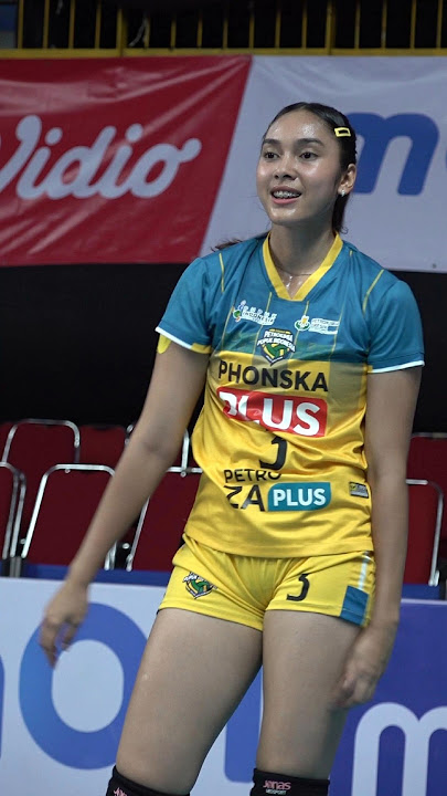 Senyum Manis Adinda Indah saat pemanasan voli