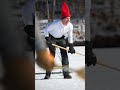 Sejarah Gelap Topi Santa: Dari Simbol Pengawasan Tahanan Menjadi Ikon Natal