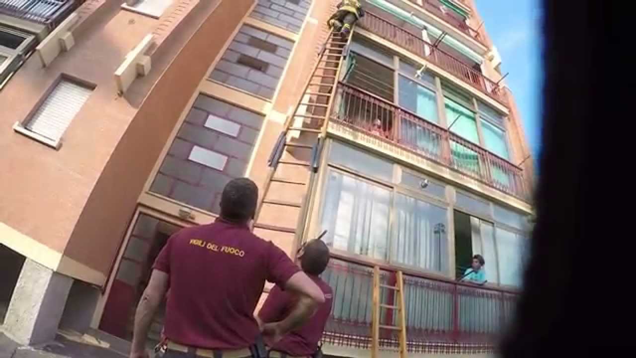 Vigili del Fuoco   Apertura porta con scala Italiana