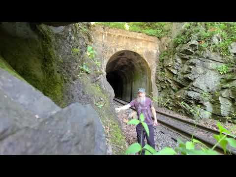 Hobo tunnel of knowledge and waiting