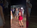 Esa chica de rojo se mueve bien con la cumbia