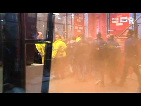 Politie met getrokken pistool bij De Kuip