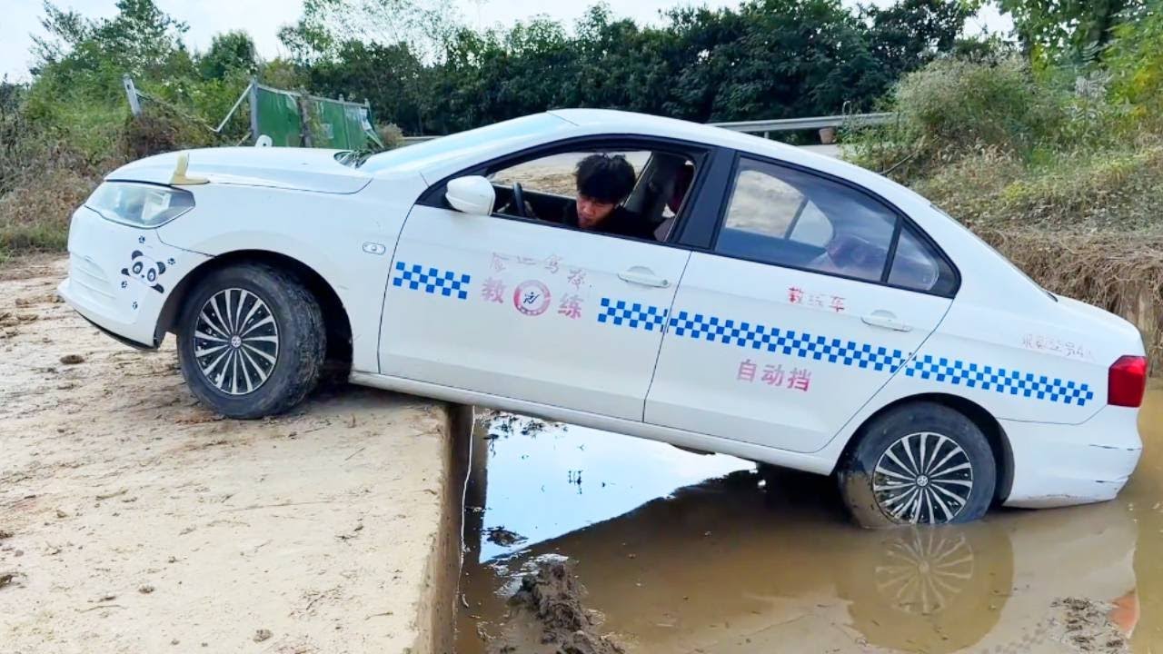 The Car Fell Into The Mud, And The Old Driver Rescued It With One Move