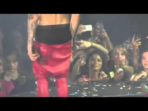 Группа на-на концерт жеребкин. Рианна эминем на сцене. Штаны на концерте. Штаны на концерте. Ленни кравиц штаны.