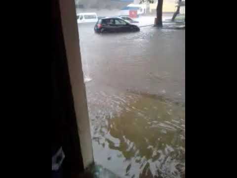 Nas proximidades do estádio Nhozinho Santos diversos carros foram engolidos parcialmente pela água