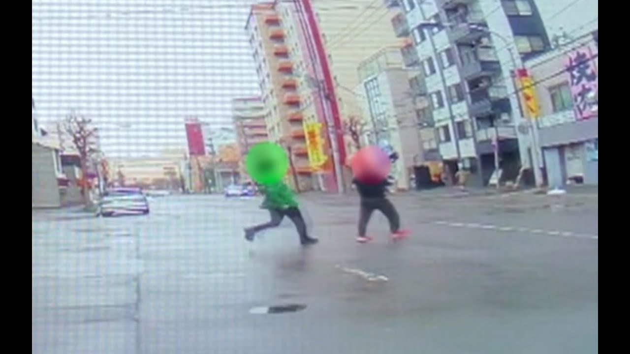 万引ダメ！】盗んだ商品を両手に抱えてスタコラ立ち去る姿がドラレコに