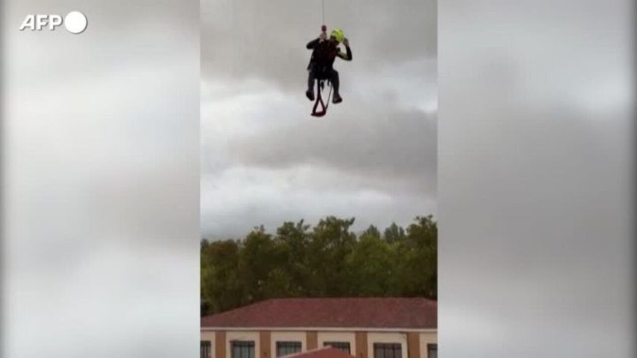 Alluvione Spagna, il salvataggio di una persona bloccata dalle inondazioni