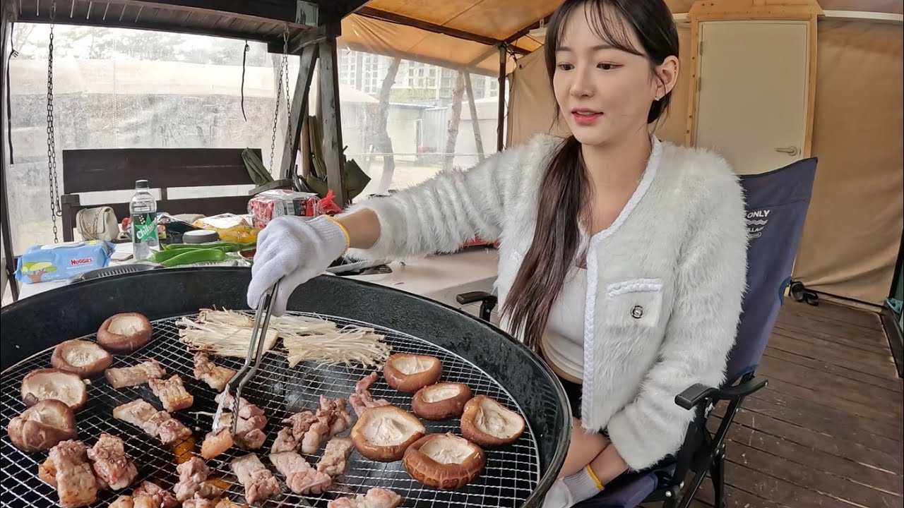 오늘따라 그녀의 플러팅 장난이 아니네요 그녀와 캠핑장에서 생긴 일